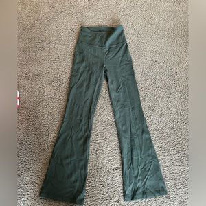 Lululemon green super groove pant